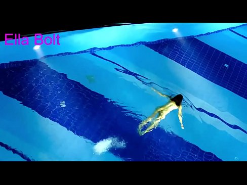 ❤️ Non podo deixar de mirar, unha moza loira que é sorprendida nadando espida na piscina do resort ELLA BOLT Porno bonito en % gl.pornokey.ru % ❌️❤